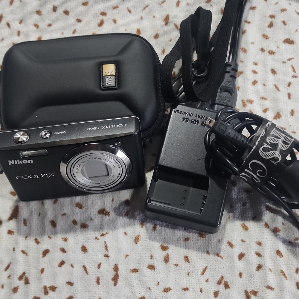 Nikon COOLPIX S560 Black Digital Camera